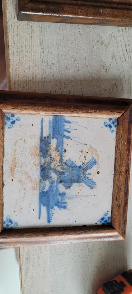 Delfsblauwe tegel met molen in houten lijst, Antiek en Kunst, Antiek | Wandborden en Tegels, Ophalen of Verzenden