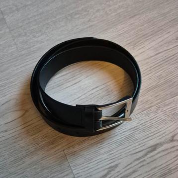 Zwart leren riem met vierkante zilverkleurige gesp beschikbaar voor biedingen