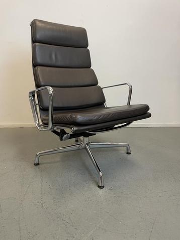 1x Vitra EA 222 Loungechair Bruin Leer - Chroom beschikbaar voor biedingen