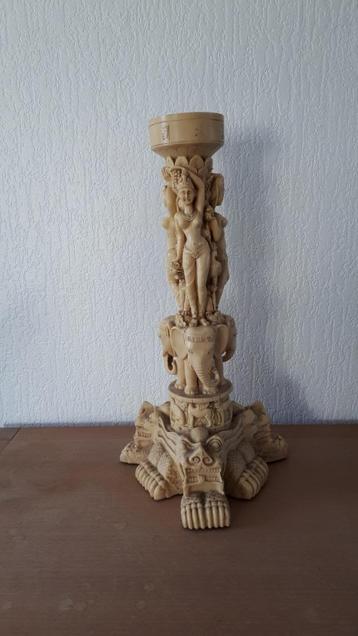 Massieve grote zware kandelaar . Ivorine/resin. (48 cm)