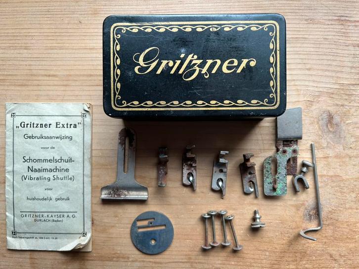 Gritzner blikje met inhoud, Antiek en Kunst, Antiek | Naaimachines, Ophalen