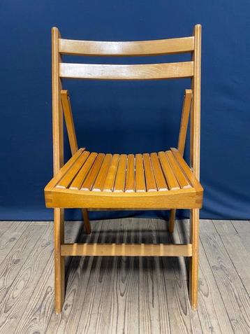 Mooie vintage houten klapstoel beschikbaar voor biedingen