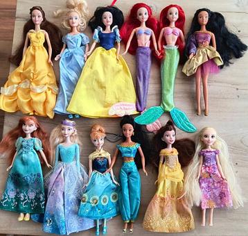 12 Disney Barbie poppen  beschikbaar voor biedingen