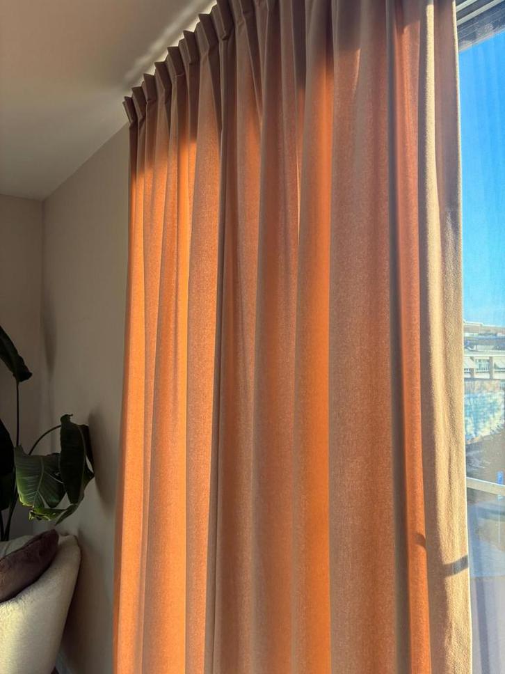 Velvet/velours beige(met roze tint) gordijnen + zwarte roede, Huis en Inrichting, Stoffering | Gordijnen en Lamellen, Zo goed als nieuw