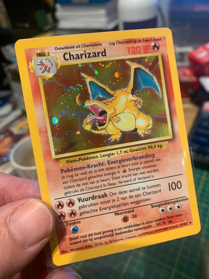 Charizard 4/102 base set NL, Hobby en Vrije tijd, Verzamelkaartspellen | Pokémon, Zo goed als nieuw, Losse kaart, Foil, Verzenden