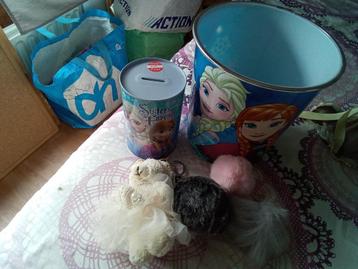 disney frozen prullenbak en spaarpot en 4 sleutelhangers beschikbaar voor biedingen