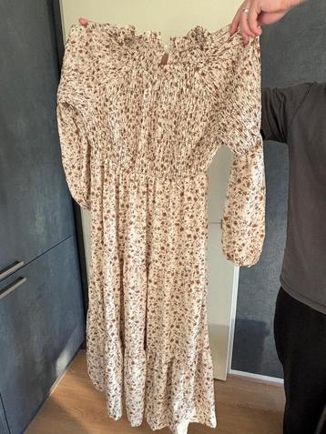 Lange jurk beschikbaar voor biedingen