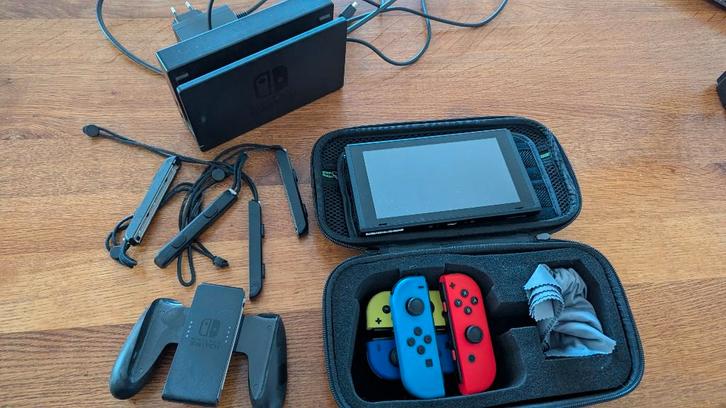 Nintendo Switch Console (4 controllers), Spelcomputers en Games, Spelcomputers | Nintendo Switch, Zo goed als nieuw, Switch Original