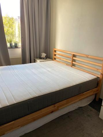 Houten bedframe - Tweepersoons beschikbaar voor biedingen