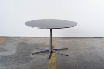 Arne Jacobsen - Fritz Hansen Supercircular eettafel beschikbaar voor biedingen