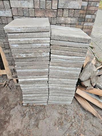 44 terrastegels (30x30cm) beschikbaar voor biedingen
