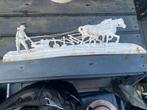 Oude decoratieve ploeg met paarden en boer, Ophalen of Verzenden