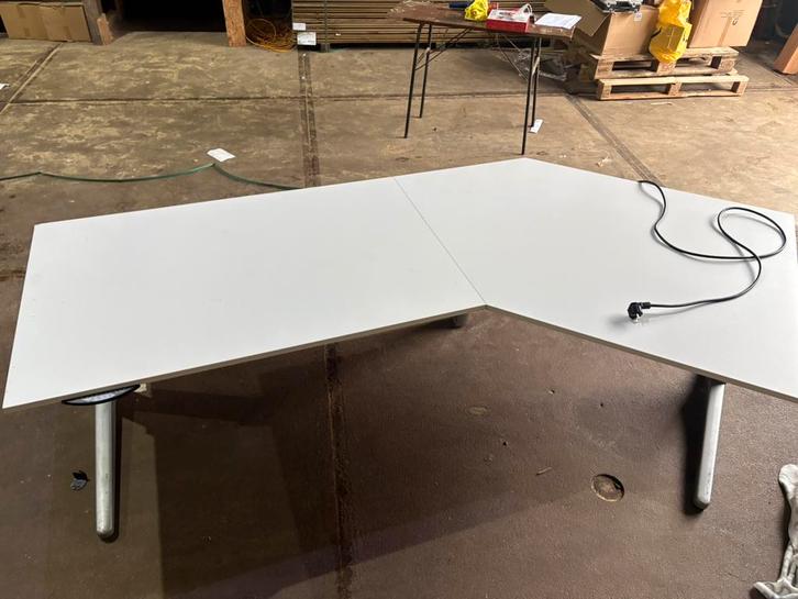 Ahrend elektrisch bureau, in hoogte verstelbaar, Huis en Inrichting, Bureaus, Gebruikt, Stabureau, In hoogte verstelbaar, Ophalen