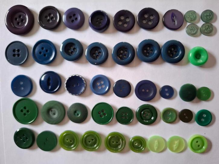 19. 46 Zweedse knopen in paars, blauw en groen, Hobby en Vrije tijd, Naaien en Fournituren, Zo goed als nieuw, Knoop of Knopen