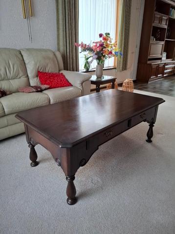Salontafel massief hout in goede staat met 2 laden beschikbaar voor biedingen