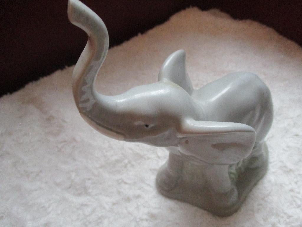 beeld Olifant  Requena, Verzamelen, Beelden en Beeldjes, Ophalen of Verzenden, Zo goed als nieuw, Dier