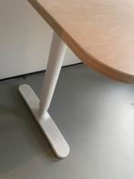 Houten bureau met wit onderstel en is om hoogte verstelbaar, Huis en Inrichting, Tafels | Eettafels, 100 tot 150 cm, Eikenhout