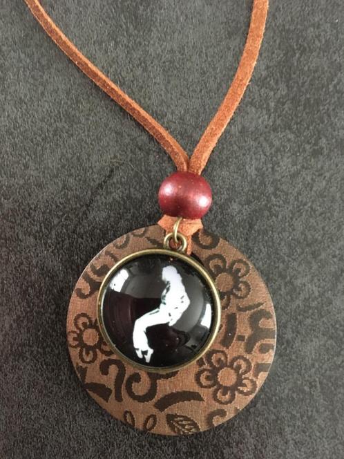 Nieuw Michael Jackson ketting silloutte met hout, Hobby en Vrije tijd, Overige Hobby en Vrije tijd, Nieuw, Ophalen of Verzenden