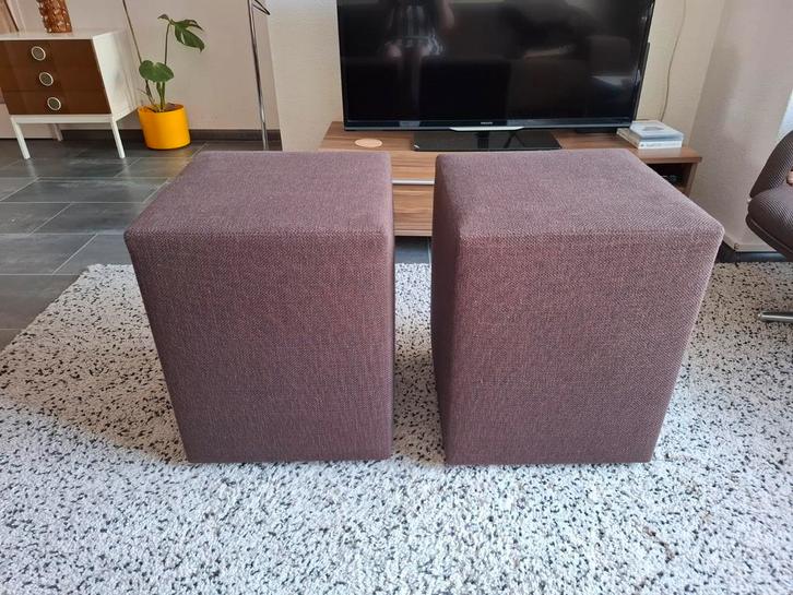 Twee bruine stoffen hockers / poefjes, Huis en Inrichting, Banken | Voetenbanken en Poefen, Zo goed als nieuw, 50 tot 75 cm, Vierkant