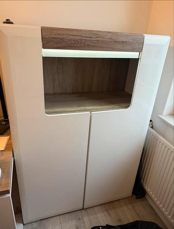 kast met verlichting beschikbaar voor biedingen