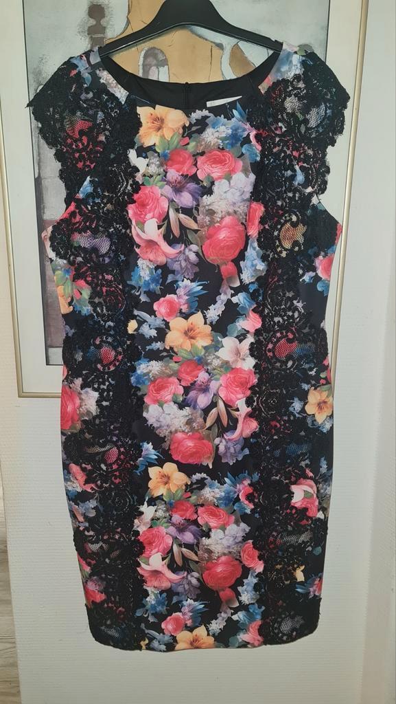 ZGAN Stretchy zwarte floraldress JOSEPH RIBKOFF D/NL 44, Kleding | Dames, Jurken, Zo goed als nieuw, Maat 42/44 (L), Zwart, Knielengte