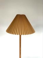 Vintage vloerlamp met plissé kap, jaren ‘70, Huis en Inrichting, Lampen | Vloerlampen, Hout, Vintage retro buisframe design rotan webbing papercord deens