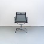 6x Vitra Eames EA 107 Zwart Netweave - Chroom, Zwart, Ophalen of Verzenden, Zo goed als nieuw, Metaal