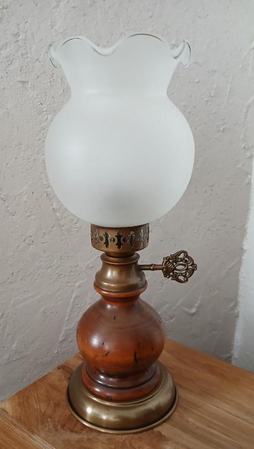 Antieke houten sierlijke olietafellamp met glazen kap, Antiek en Kunst, Antiek | Lampen, Ophalen of Verzenden