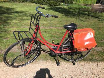Te koop damesfiets, ouderwets ‘oma model’, in rood. beschikbaar voor biedingen