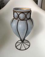 Venetiaanse glazen vaas in ijzeren draadframe, vintage, Blauw, Ophalen of Verzenden, Minder dan 50 cm, Glas