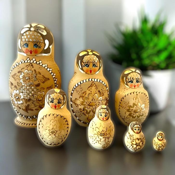 7 Matroeskas poppen handgeschilderd., Verzamelen, Beelden en Beeldjes, Nieuw, Mens, Ophalen of Verzenden