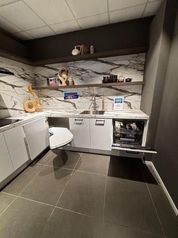 Showroom keuken Wit  gelakt Siemens  beschikbaar voor biedingen