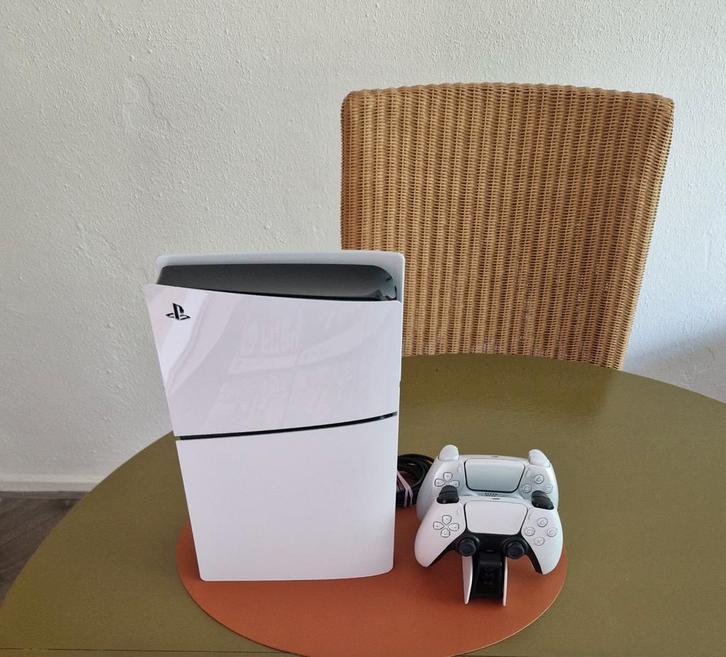 PS5 1TB Slim Disk Edition+2 controllers+oplaadstation+bon, Spelcomputers en Games, Spelcomputers | Sony PlayStation 5, Zo goed als nieuw