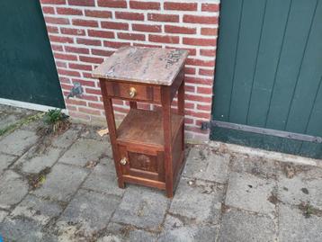 houten antieke kastje met marmeren blad beschikbaar voor biedingen