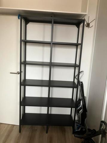 Twee stevige metalen stelling kasten. beschikbaar voor biedingen