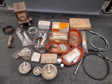 Oud medische instrumenten tandarts prothese  beschikbaar voor biedingen