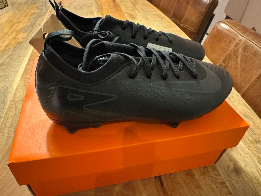 Nieuwe Nike Voetbalschoenen - Maat 36.5, Sport en Fitness, Voetbal, Maat XS of kleiner, Ophalen of Verzenden, Zo goed als nieuw