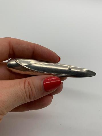 X23 Prachtige zilverem modernist broche beschikbaar voor biedingen