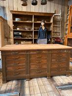 Oude sleetse kast dressoir balie toonbank kookeiland ladekas