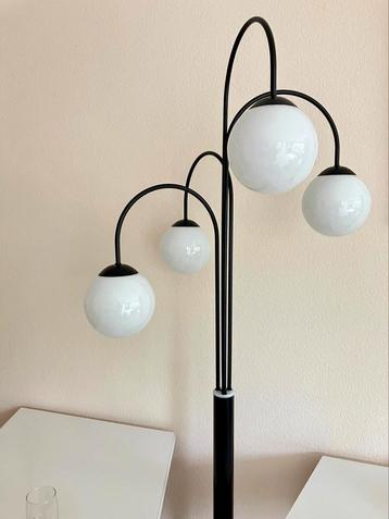 Robuuste vloerlamp met vier bollen (4x E14 fittingen) beschikbaar voor biedingen