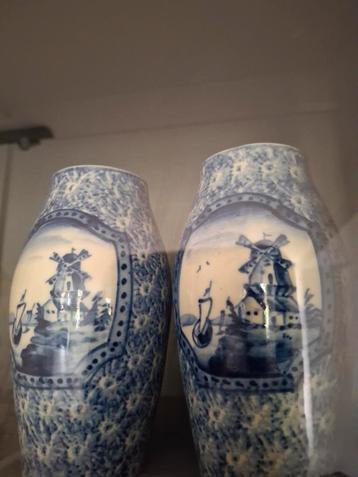 Blauwe vaasjes met molen voorstelling beschikbaar voor biedingen