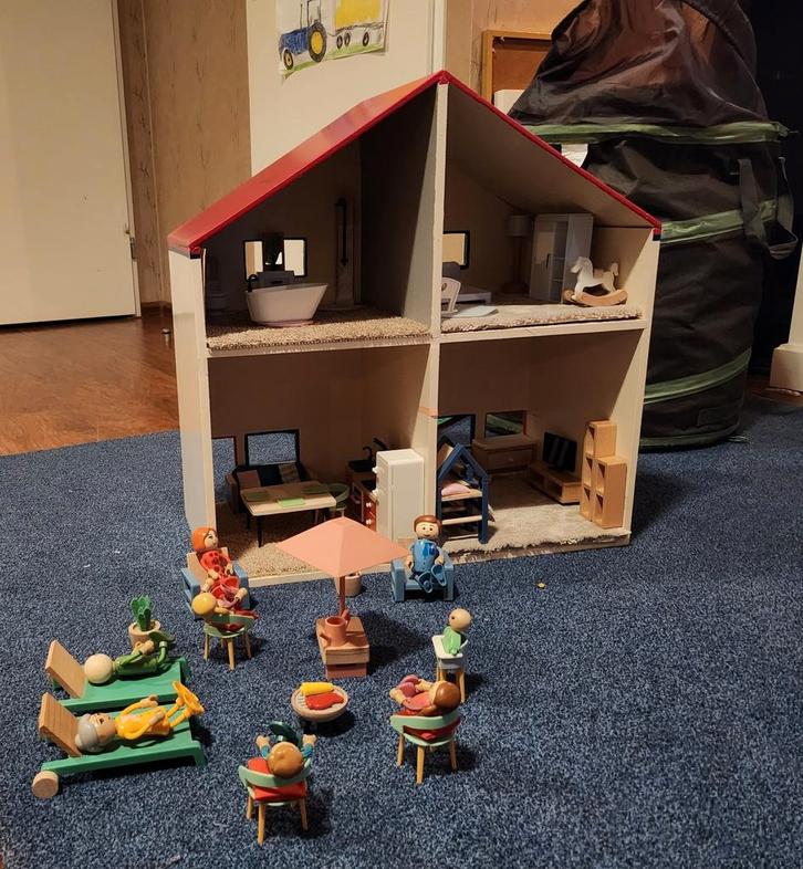 Poppenhuis met dubbele inrichting, Kinderen en Baby's, Speelgoed | Poppenhuizen, Zo goed als nieuw, Poppenhuis, Ophalen of Verzenden