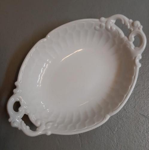 Regout schaal met open grepen en reliëf., Antiek en Kunst, Antiek | Schalen, Ophalen of Verzenden