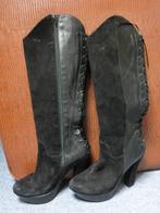 Suede zwarte hoge veterlaarzen met rood leder, Kleding | Dames, Schoenen, Hoge laarzen, Zwart, Ophalen of Verzenden, Zo goed als nieuw