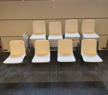 55 witte stoelen, This 141 chair, verhuur, feest, bruiloft beschikbaar voor biedingen