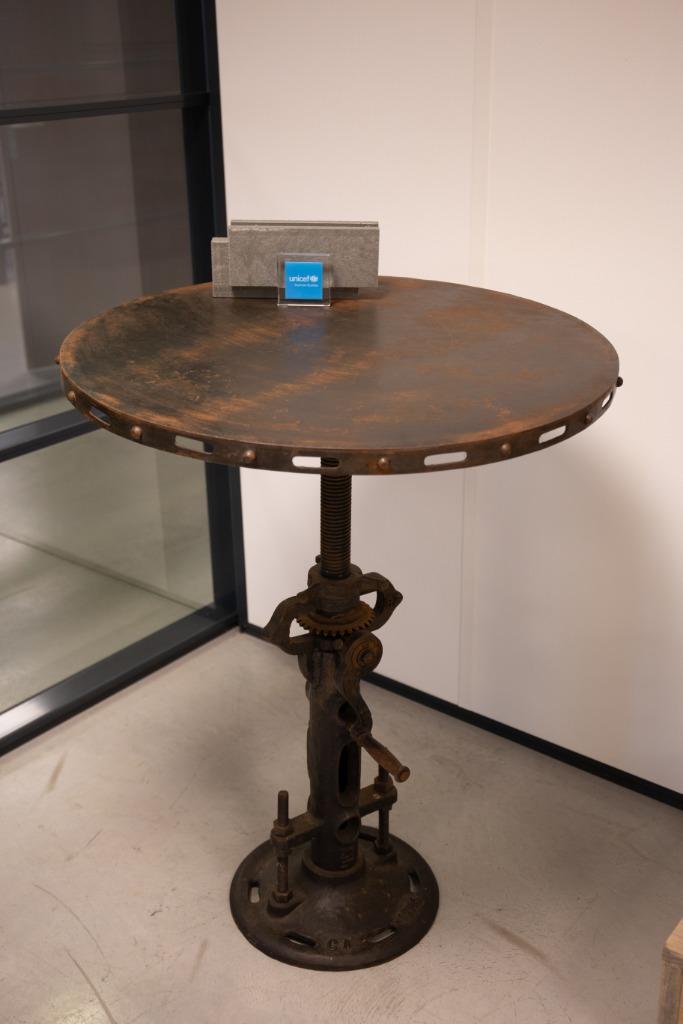bijzettafel, Huis en Inrichting, Tafels | Bijzettafels, Gebruikt, Rond, 60 cm of meer, 55 tot 75 cm, Metaal of Aluminium, Ophalen