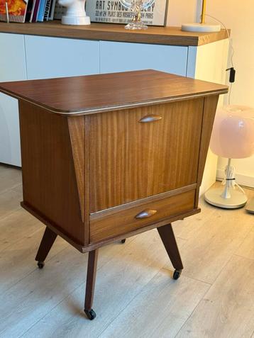 Retro Nachtkastje op Wieltjes