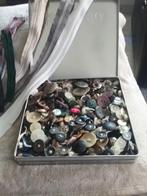 GROTE DOOS VOL GEBRUIKTE KNOPEN EN RITSSLUITINGEN, Ophalen of Verzenden, Knoop of Knopen