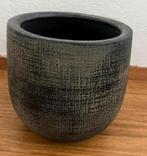Mica handmate bloempot., Huis en Inrichting, Gebruikt, Zwart, Aardewerk of Porselein, Ophalen of Verzenden