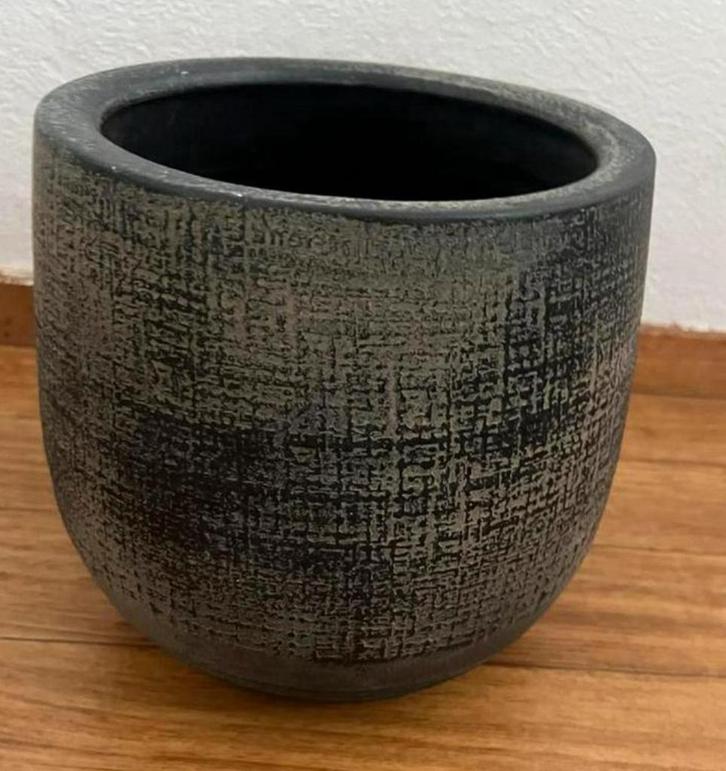 Mica handmate bloempot., Huis en Inrichting, Woonaccessoires | Vazen, Gebruikt, Zwart, Minder dan 50 cm, Aardewerk of Porselein